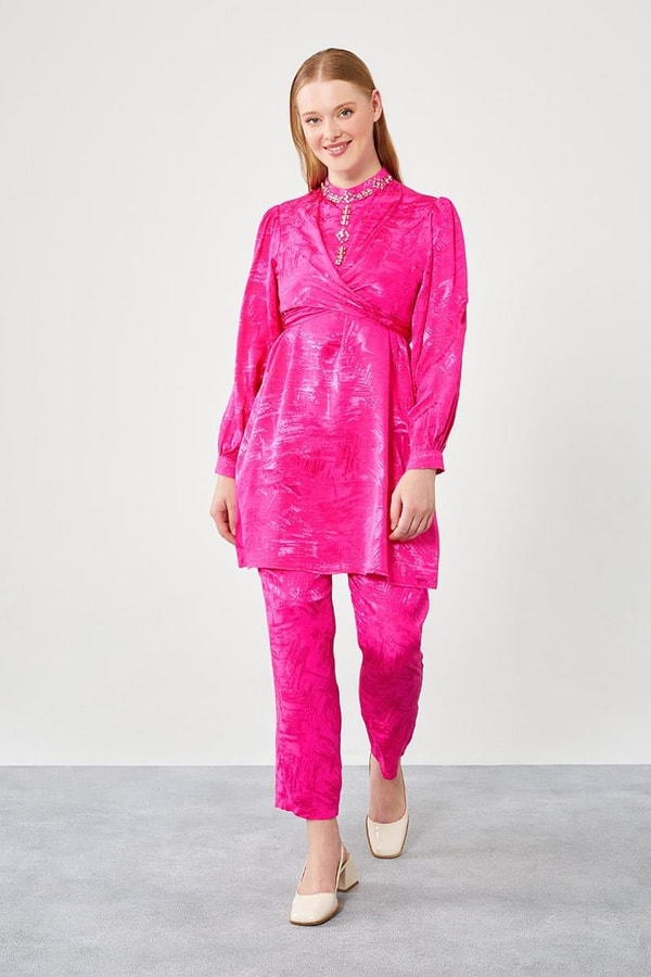 LevidorFuşya Yaka İşlemeli Jakarlı Kumaş Pantolon Takım