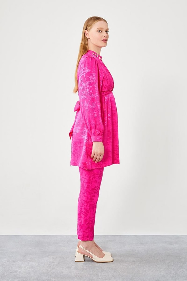 LevidorFuşya Yaka İşlemeli Jakarlı Kumaş Pantolon Takım