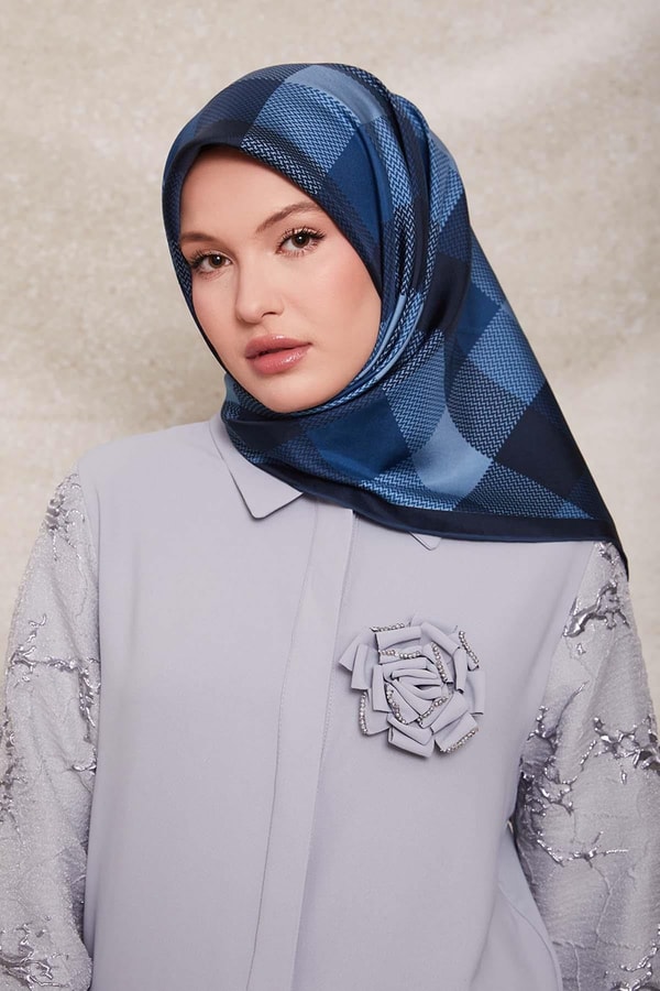 LevidorLacivert Noktalı Kareli Twill İpek Eşarp