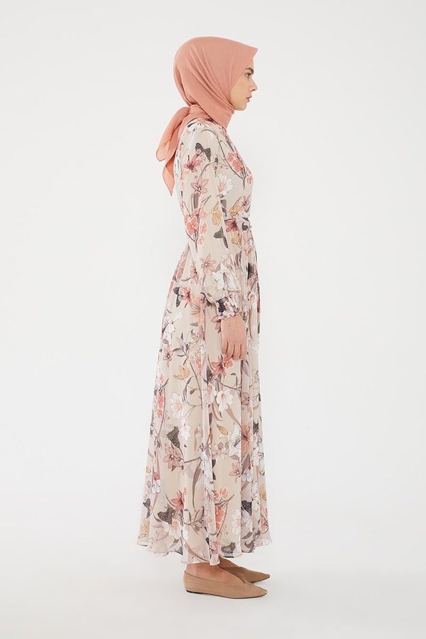 LevidorLevidor Bej Kol ağzı gipeli beli büzgülü desenli şifon elbise