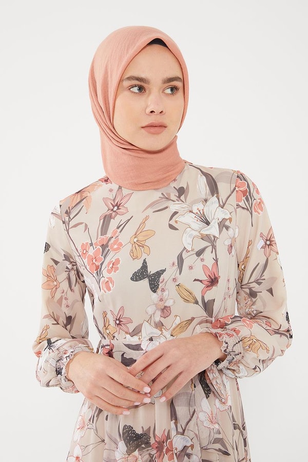 LevidorLevidor Bej Kol ağzı gipeli beli büzgülü desenli şifon elbise