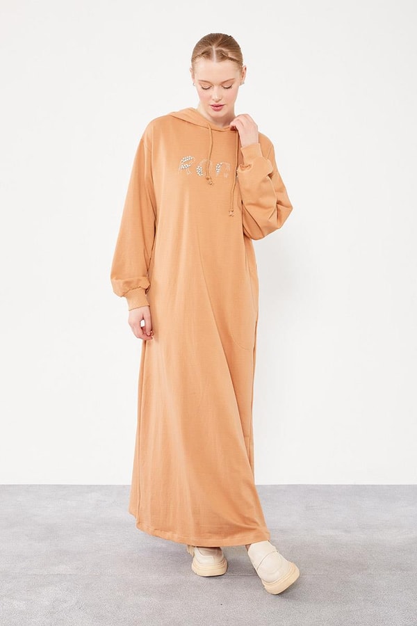 LevidorLevidor Camel Taş İşlemeli Kapuşonlu Oversize Elbise