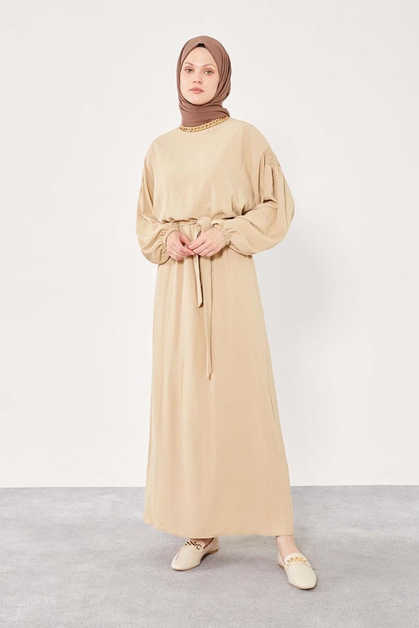 LevidorLevidor Camel Yakası Zincirli Beli Kuşaklı Elbise