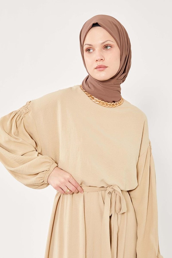 LevidorLevidor Camel Yakası Zincirli Beli Kuşaklı Elbise