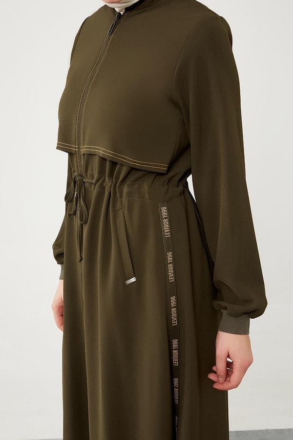 LevidorLevidor Haki Yazı Detaylı Belden Büzgü Detaylı Ferace