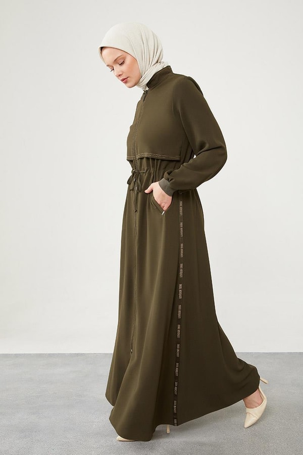 LevidorLevidor Haki Yazı Detaylı Belden Büzgü Detaylı Ferace