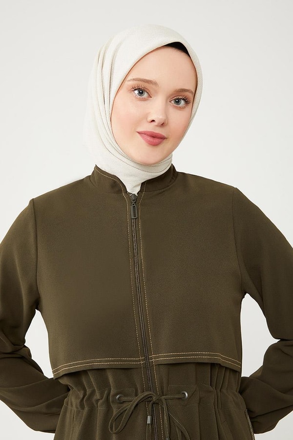 LevidorLevidor Haki Yazı Detaylı Belden Büzgü Detaylı Ferace