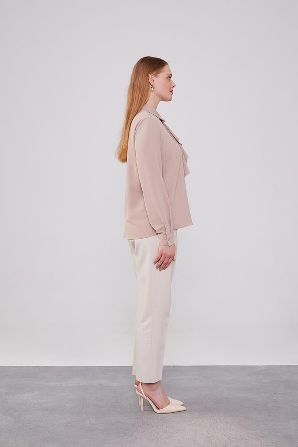 LevidorLevidor K.Bej Yakası Fular Broş Detaylı Bluz