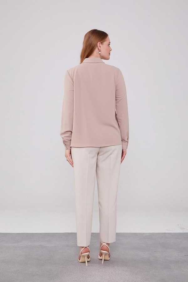 LevidorLevidor K.Bej Yakası Fular Broş Detaylı Bluz