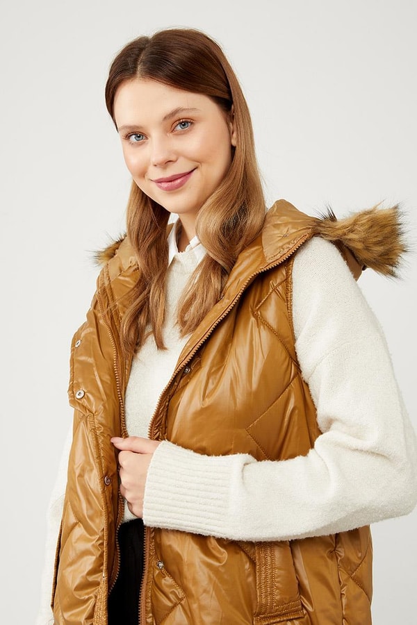 LevidorLevidor Kahve Kapitone Kapüşonlu Çıtçıt Kapamalı Yelek