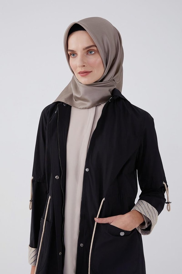 LevidorLevidor Siyah Bel ve Kolu Büzgülü Trençkot