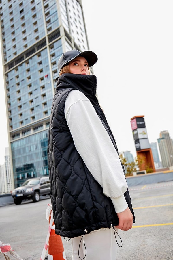 LevidorLevidor Siyah Desenli Kapitone Şişme Yelek