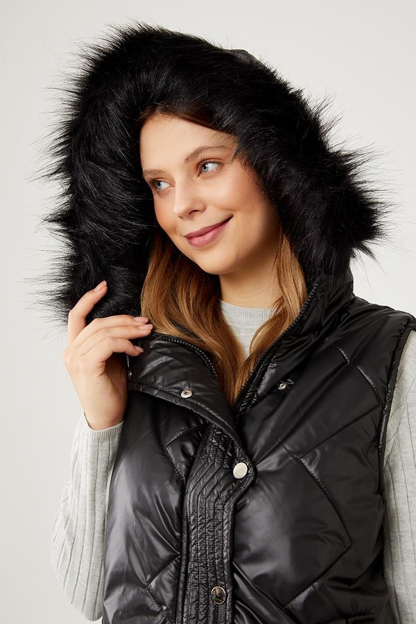 LevidorLevidor Siyah Kapitone Kapüşonlu Çıtçıt Kapamalı Yelek