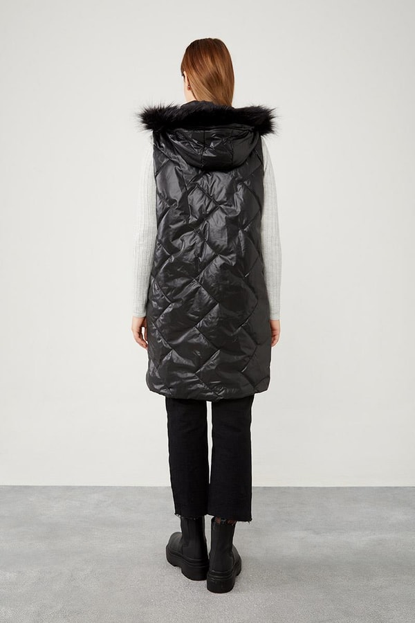 LevidorLevidor Siyah Kapitone Kapüşonlu Çıtçıt Kapamalı Yelek