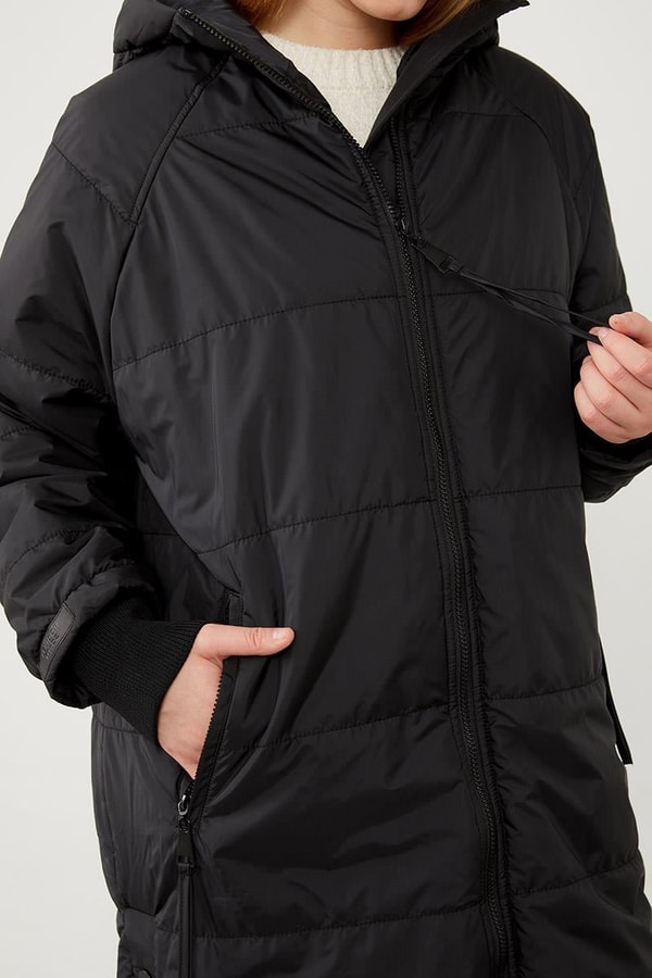 LevidorLevidor Siyah Yanları Çıt Çıt Detaylı Kapüşonlu Şişme Mont