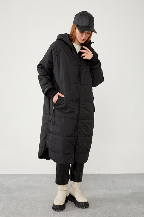 LevidorLevidor Siyah Yanları Çıt Çıt Detaylı Kapüşonlu Şişme Mont