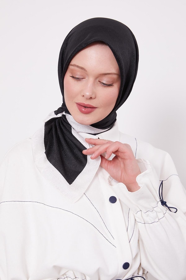 LevidorSiyah-Ekru Halka Desen Monogram Eşarp