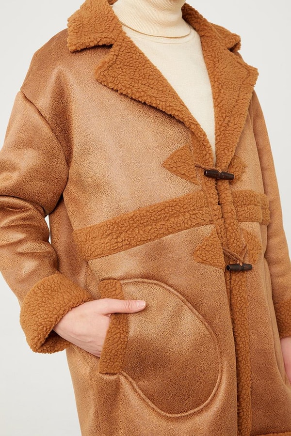 LevidorTaba Düğme Kapamalı Yün Astarlı Suni Deri Kaban