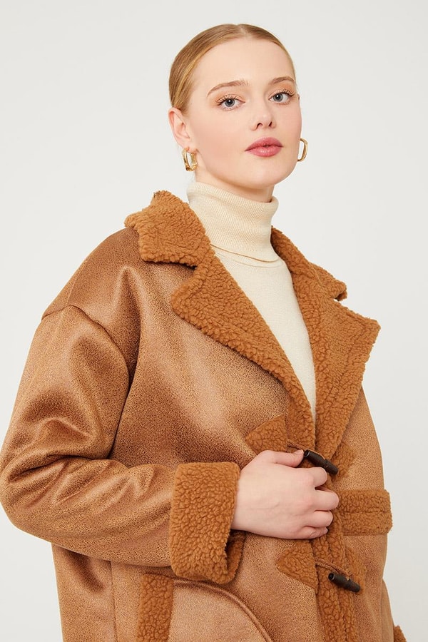 LevidorTaba Düğme Kapamalı Yün Astarlı Suni Deri Kaban