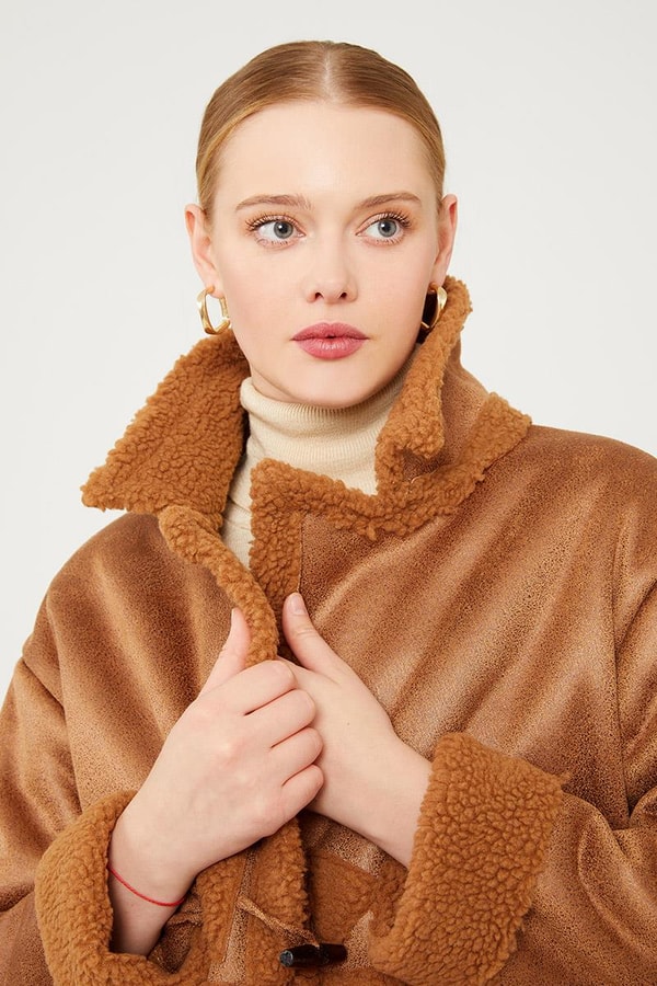 LevidorTaba Düğme Kapamalı Yün Astarlı Suni Deri Kaban