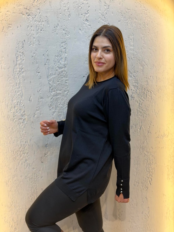 Bilek Düğme Detaylı Yuvarlak Yaka Bluz Siyah