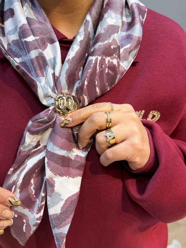 İzci Model Saten Fular Detaylı İçi Şardonlu Üç İplik Yakalı Hoodie Bordo