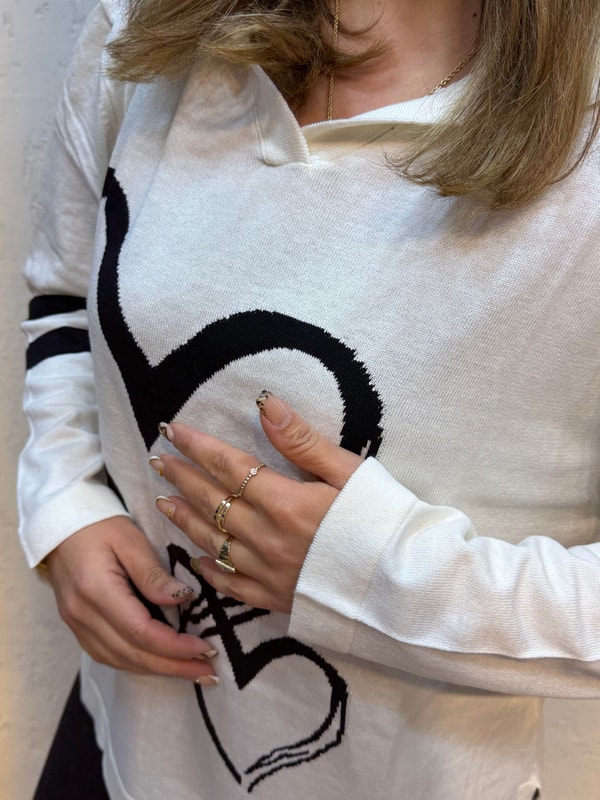 Kalp Desenli Kapüşonlu Triko Sweatshirt Beyaz