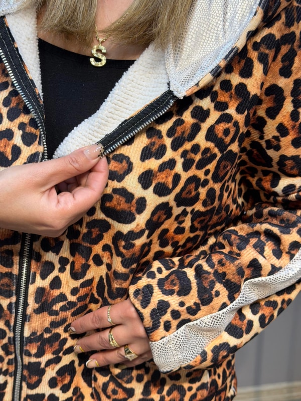 Leopar Desen Kol Şerit Detaylı Kapüşonlu İthal Kadife Ceket Camel