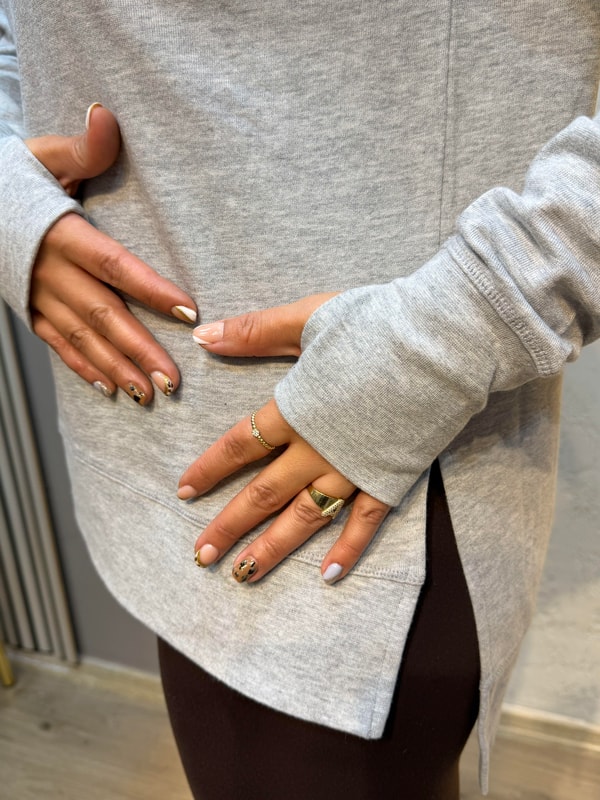 Parmak Geçirme Detaylı Yanları Yırtmaçlı Pamuk Sweatshirt Gri