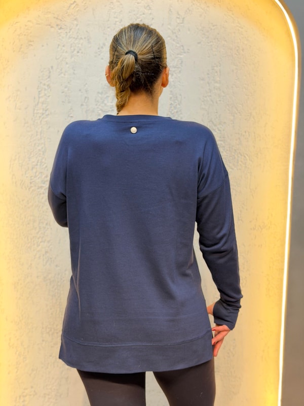 Parmak Geçirme Detaylı Yanları Yırtmaçlı Pamuk Sweatshirt Lacivert