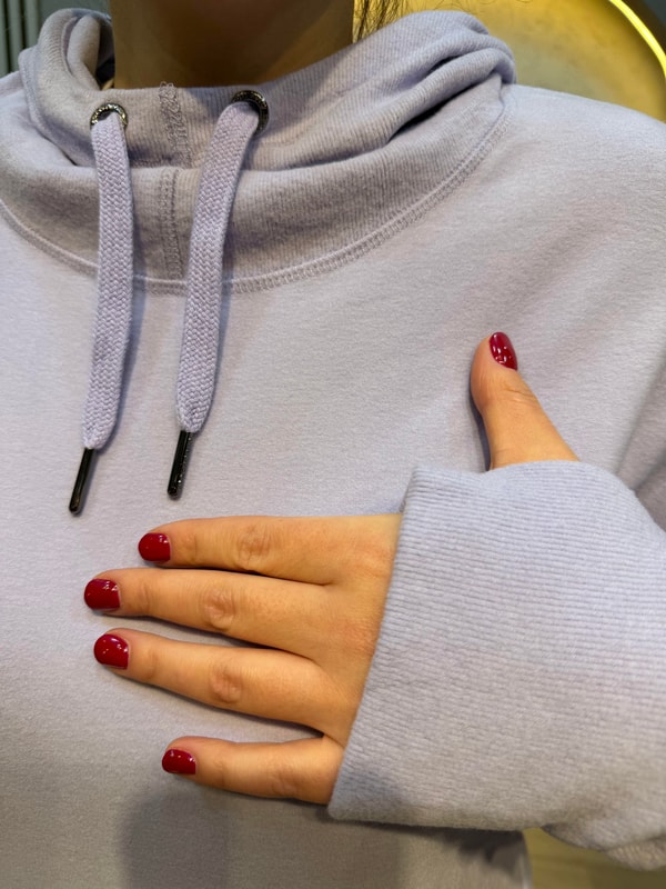 Parmak Geçirmeli Boyunluk Detaylı Kapüşonlu Hoodie Lila