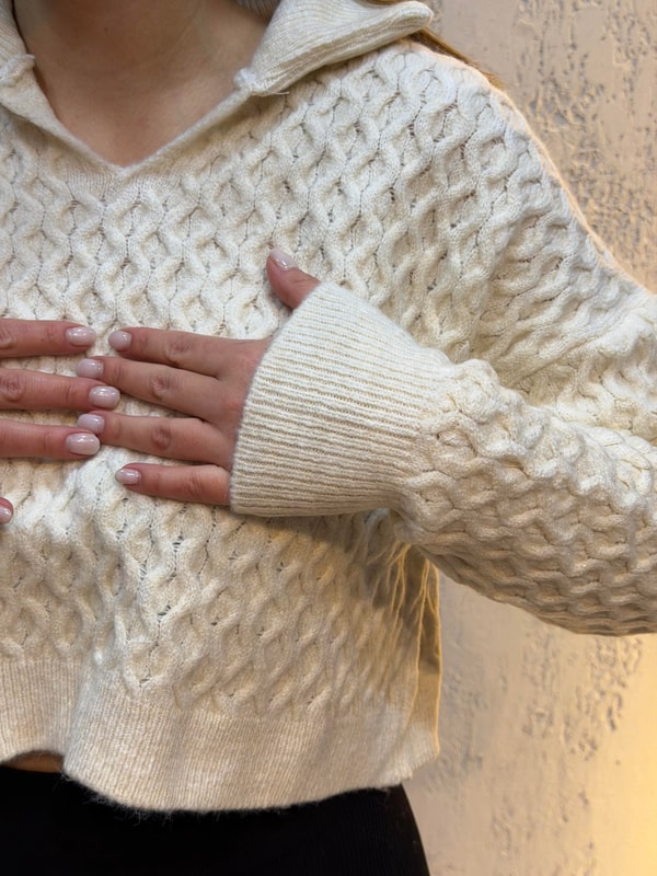 Polo Yaka Örgü Detaylı Crop Kazak Krem