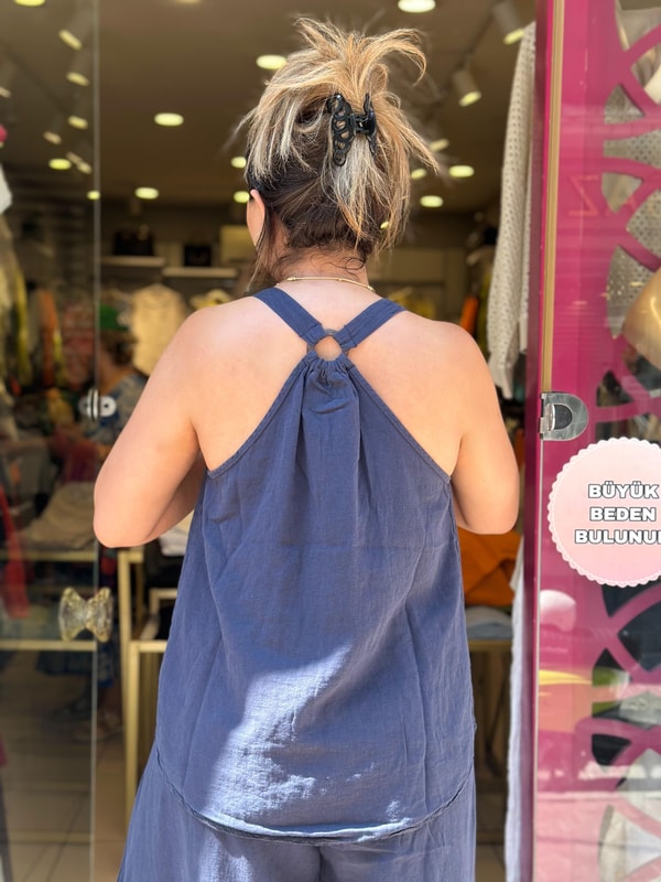 Sırtı Çapraz Toka Detaylı Kolsuz Bluz