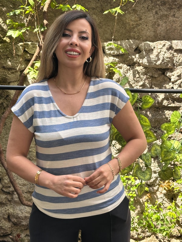 V Yaka Çizgili Kısa Kollu Tişört Mavi