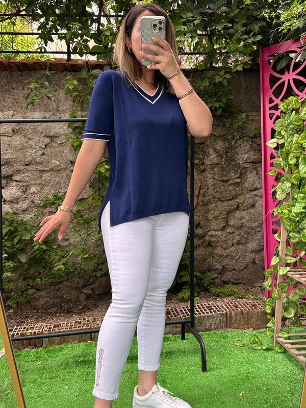 V Yaka Çizgili Yan Yırtmaçlı Merserize Bluz Lacivert