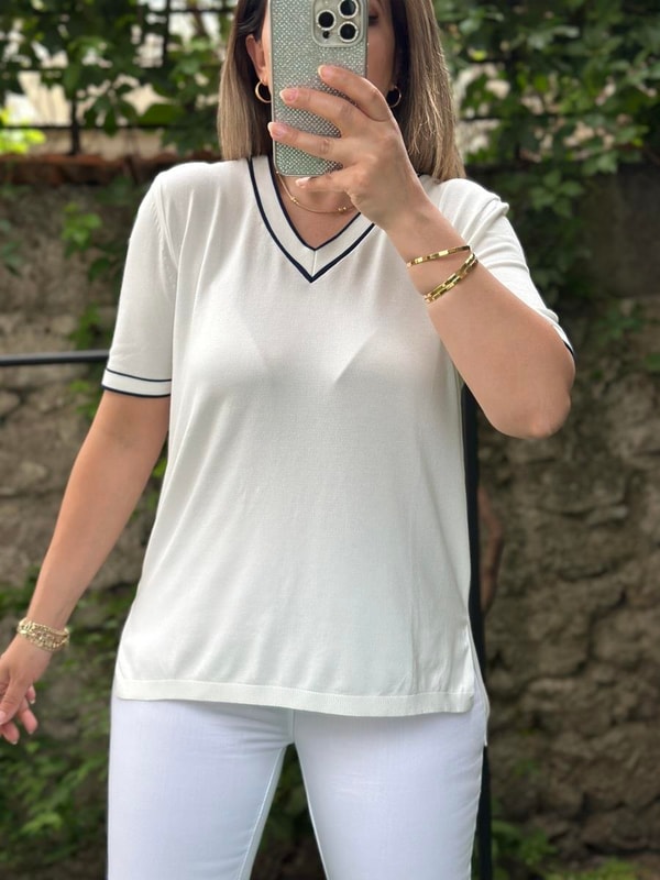 V Yaka Çizgili Yan Yırtmaçlı Merserize Bluz Beyaz