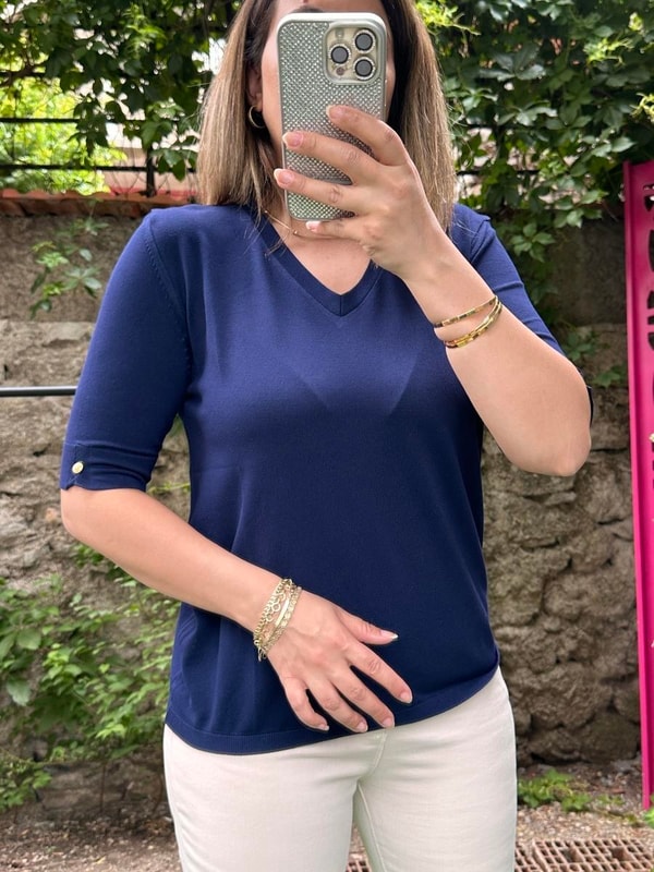 V Yaka Düğme Detaylı Merserize Bluz Lacivert
