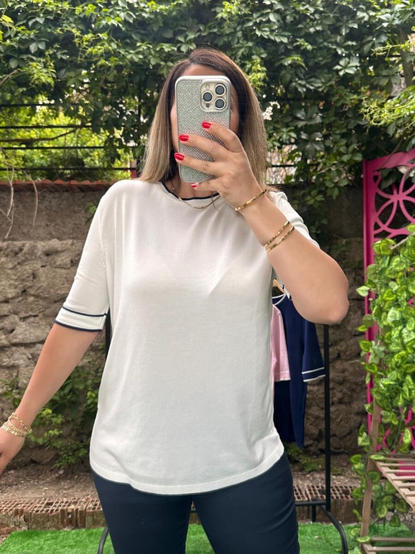 Yuvarlak Yaka Çizgi Detaylı Merserize Bluz Beyaz