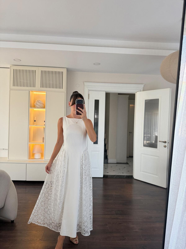 Dantel Detaylı Beyaz Elbise