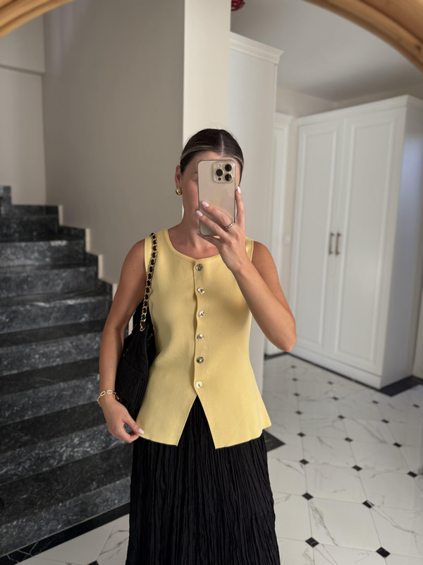 Gold Düğmeli Sarı Triko Yelek