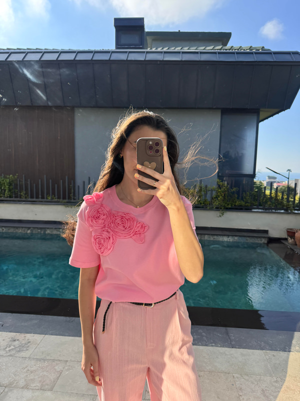 Gül Detaylı Pembe Tshırt