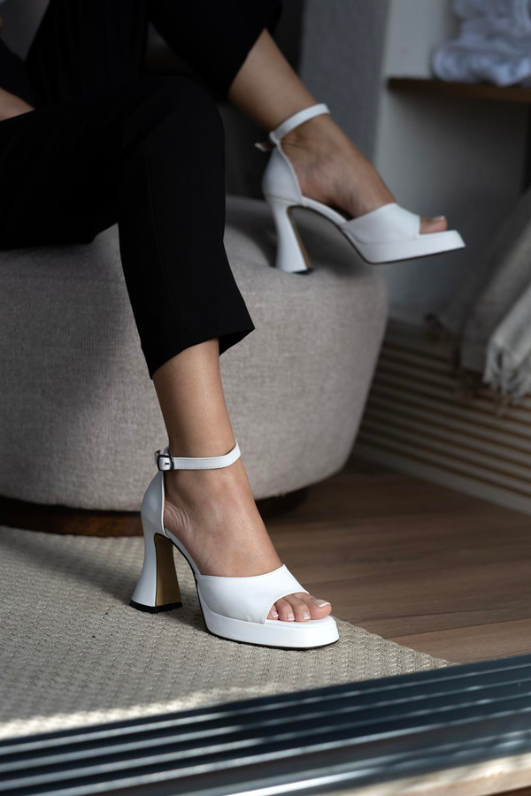 Alaina Model Tek Bantlı Kalın Platform Topuklu Ayakkabı Beyaz