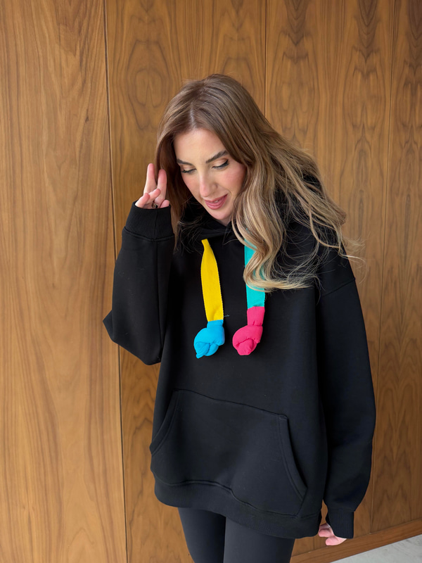 Renkli Bağcıklı , Siyah Sweatshirt