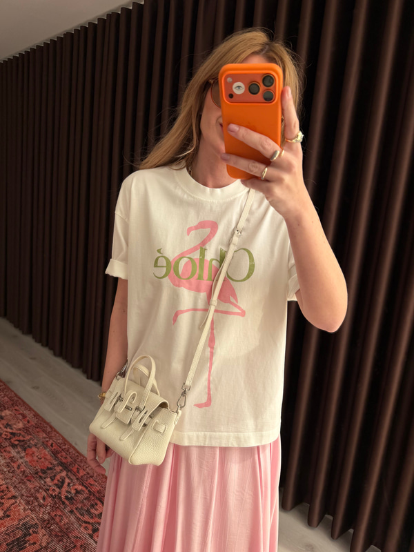 Pembe Pelikanlı , Beyaz T-shirt