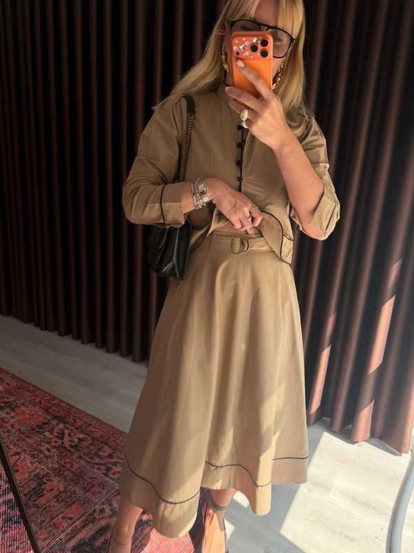 Orijinal Model , Kemerli Etek & Kore Bağlama Gömlek , Biyeli , Bej Likralı Takım