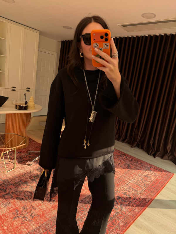 Orijinal Model , Saten Dantel Detaylı , Siyah Sweatshirt