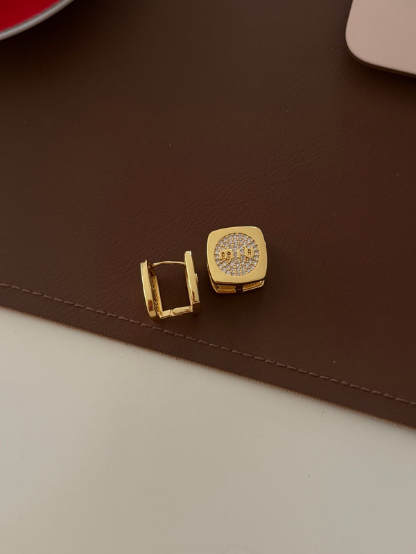 Orijinal Model , Gold Zirkon Taşlı Kare Yazılı Küpe