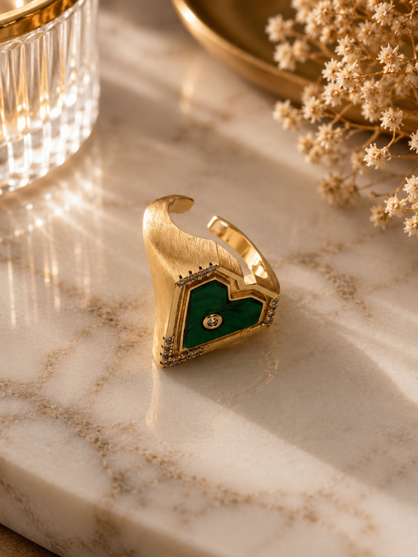 Yeşil Kalpli , Zirkon Taşlı Mat Gold Yüzük