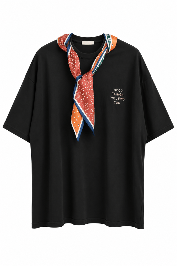 Şal Desen Fularlı , Siyah T-shirt