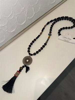 Metal Aksesuarlı ,, Siyah Boncuklu Kolye